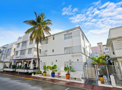 Chesterfield Hotel & Suites