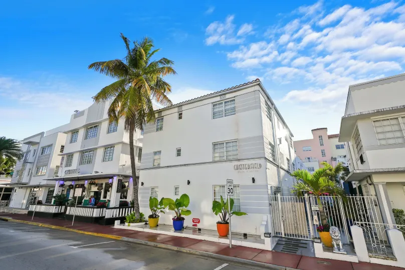 Chesterfield Hotel & Suites