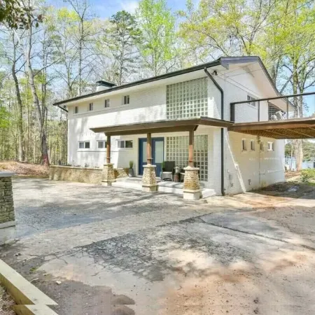 LakeLanier, Luxury, Lakefront, Boating, Hot Tube, Games, Family, Friends, Hiking