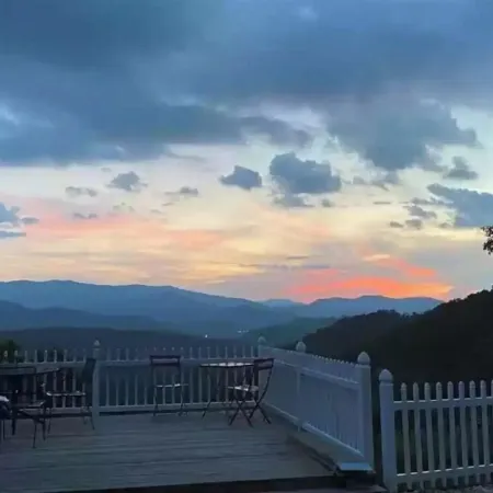 The Perfect View -Hiawassee upscale mountain cabin