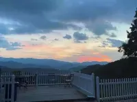The Perfect View -Hiawassee upscale mountain cabin