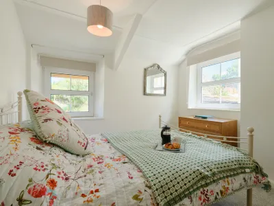 Primrose Cottage Tregrehan Garden附近的飯店
