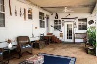 Charming 2-bedroom house in fabulous Breaux Bridge with WiFi, AC