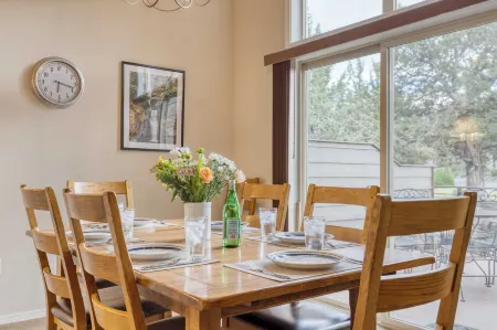 Forest Ridge Loop by AvantStay Hot Tub Private Community Amenities