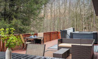 Rustic-chic Escape w/ Hot Tub, Fireplace & Nature Views Pine Woods Loft