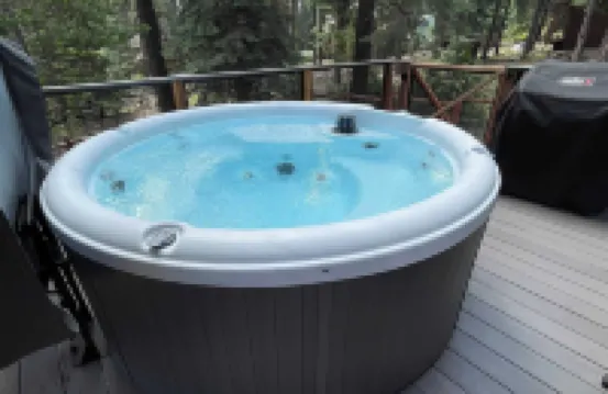 Sweet Pine Deck Hot Tub Cozy Modern Interior Close to Ski Resort