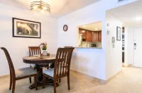 Classy Comfortable Condo - Close to everything