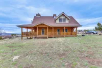 Spacious Rifle Cabin w/ Deck + Mountain Views! - 3 stjerner