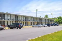 Masters Inn Selma Smithfield I-95 by OYO - parking