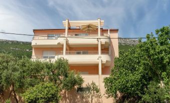 Beautiful Apartment in Between Split and Trogir