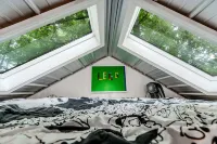 Biker's Haven: Cozy Tiny Home w/ Outdoor Lounge