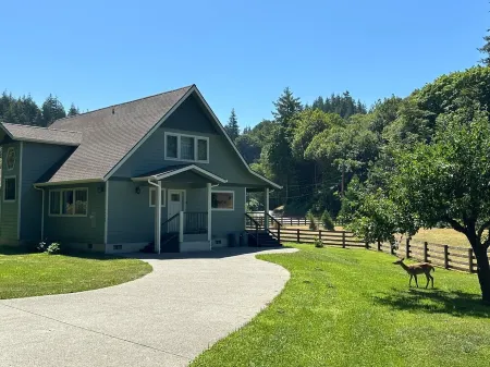 Beautiful New Home Short Drive to Bandon Beach and the Coquille River!