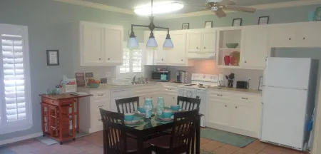 JOYFUL QUARTERS - BEAUTIFUL SPACIOUS 1 BEDRM APARTMENT