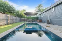 카사 케 칸타 바이 어반트스테이, 프라이빗 풀, 파이어핏 있음, 도보 가능한 이스트 오스틴 젬