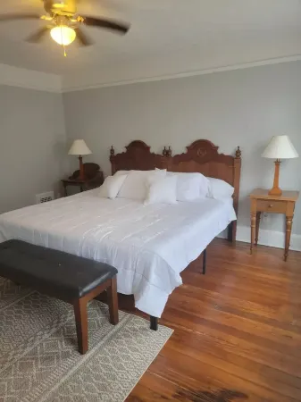 1895 meets 2023 Townhouse. Отели в г. Гамильтон