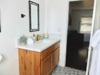 #8 Downtown Apt -Historic main street - King Bed