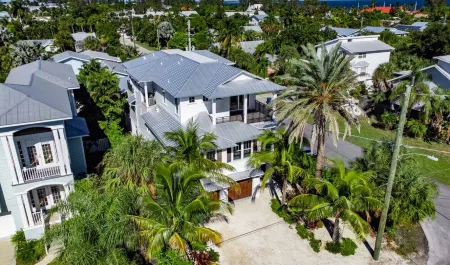 Spacious 7-bedroom home in Anna Maria~ Putt Putt, Ping Pong, 3 blocks to beach!