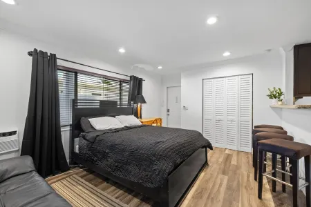 UNIT #4 LAUDERDALE BY THE SEA 200 STEPS to Beach and fun! Modern Studio