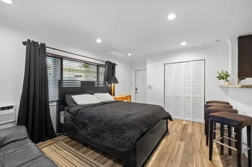 UNIT #4 LAUDERDALE BY THE SEA 200 STEPS to Beach and fun! Modern Studio
