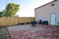 Buffalo airport Fly Inn. 2 bedroom inside a airplane hangar!