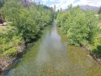 Creekfront 3-bedroom house with WiFi, AC in Happy Camp