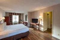 Studio City Court Yard Hotel - parking
