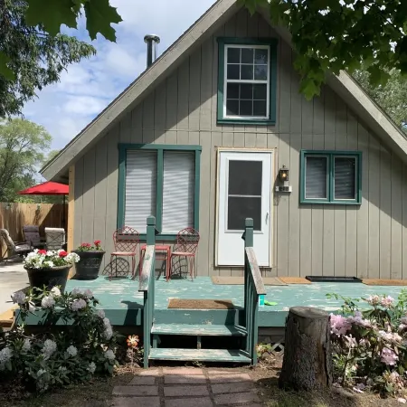 Cozy Cabin: Cute, Clean and 2 miles to Crystal Mtn. Resort!