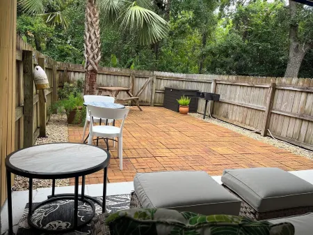 Family Friendly Condo minutes to beach w/ large pool and private outdoor space.