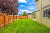 Downtown Sisters Suite - HOT TUB - Dog Friendly - 4-Star