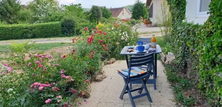 The Maison en Feuilles: a charming retreat with garden, terrace, perfect for 2 Отели в г. Гервиль