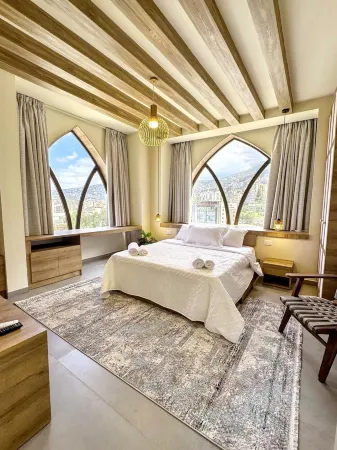 Chic 1-bedroom apartment in Jounieh Отели в г. Haret Sakher