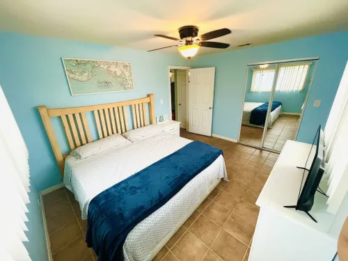 3rd Street Retreat Lookout - Easy Walk to BEACH & DOWNTOWN