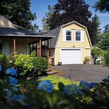 Cozy 1-Bedroom Apartment with WiFi, Parking, and Keyboard in a Peaceful Setting.