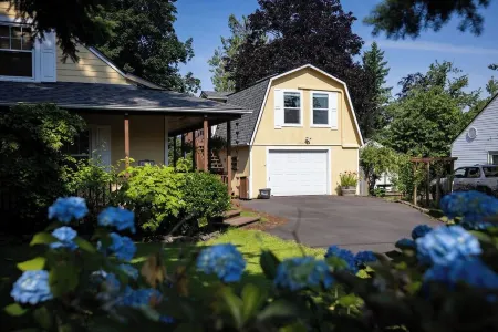 Cozy 1-Bedroom Apartment with WiFi, Parking, and Keyboard in a Peaceful Setting.