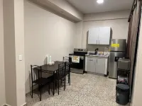Apartamento de 2 habitaciones, AC, baño, Netflix, Wi-Fi, lavandería y garaje.