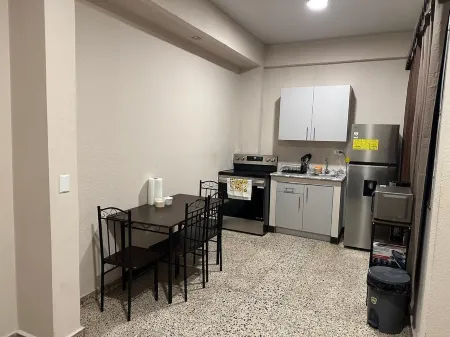 Apartamento de 2 habitaciones, AC, baño, Netflix, Wi-Fi, lavandería y garaje.