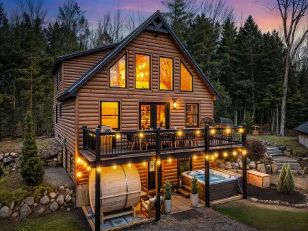 Adventure&Wellness ~Hot Tub ~Sauna ~Theater ~Boot Room ~15min to Sunday River