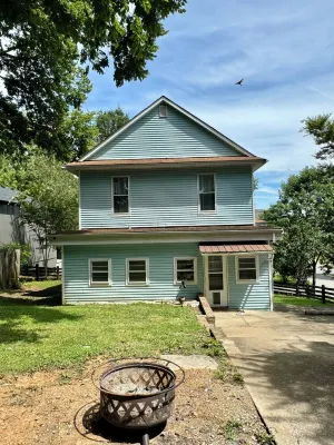 Burnside Boathouse – Cozy 5 Bedroom Lake Retreat Steps from Marina & Local Eats Hotels in Burnside