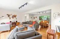 Spacious 4-bedroom house with Fenced-In backyard near UNC and Chapel Hill Hotels in Carrboro