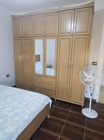 Wide ,quiet apartment   special views   Close to the city .