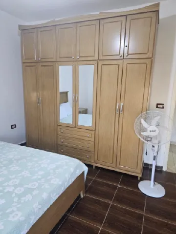 Wide ,quiet apartment   special views   Close to the city .