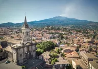 In the main square modern house Hotel a Trecastagni