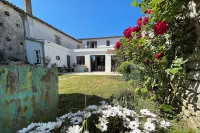 L'R de Ré, charming house with swimming pool and large garden. 셍뜨-마히-드-헤 호텔