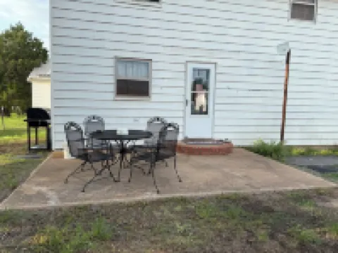 Charming 4-bedroom farmhouse built in 1936. Has WiFi and AC in Enid!