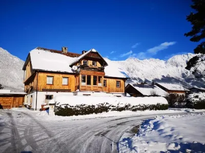 Friendly family apartment in a quiet location with a view of the Grimming 格里明附近的飯店