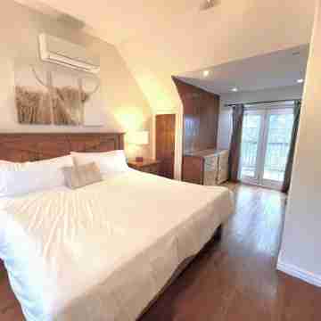 Stunning 4 Season Family Friendly Lake House with Hot Tub Rooms