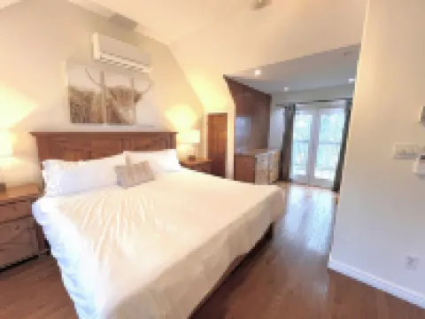 Stunning 4 Season Family Friendly Lake House with Hot Tub