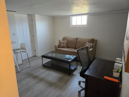 Cozy 1-bedroom apartment in wonderful Taylorsville with WiFi, AC Отели в г. Тейлорсвилл