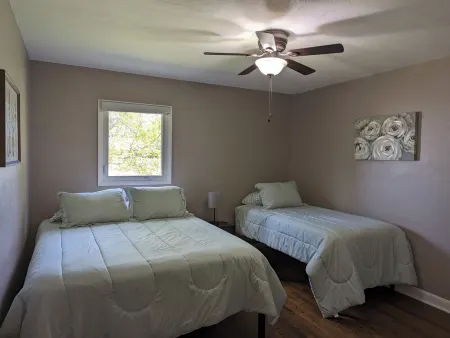 3-bedroom house in charming Riverdale with WiFi, AC. Book now Отели в г. Маклейн