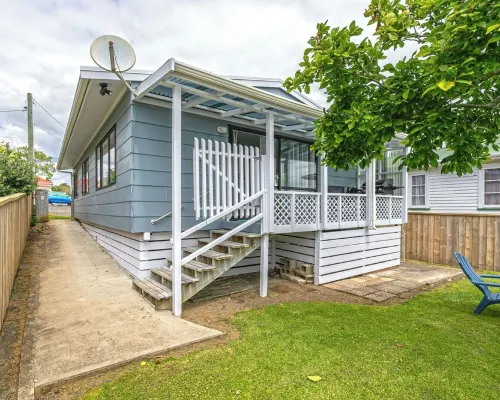 Cute and central Hotels in Coromandel